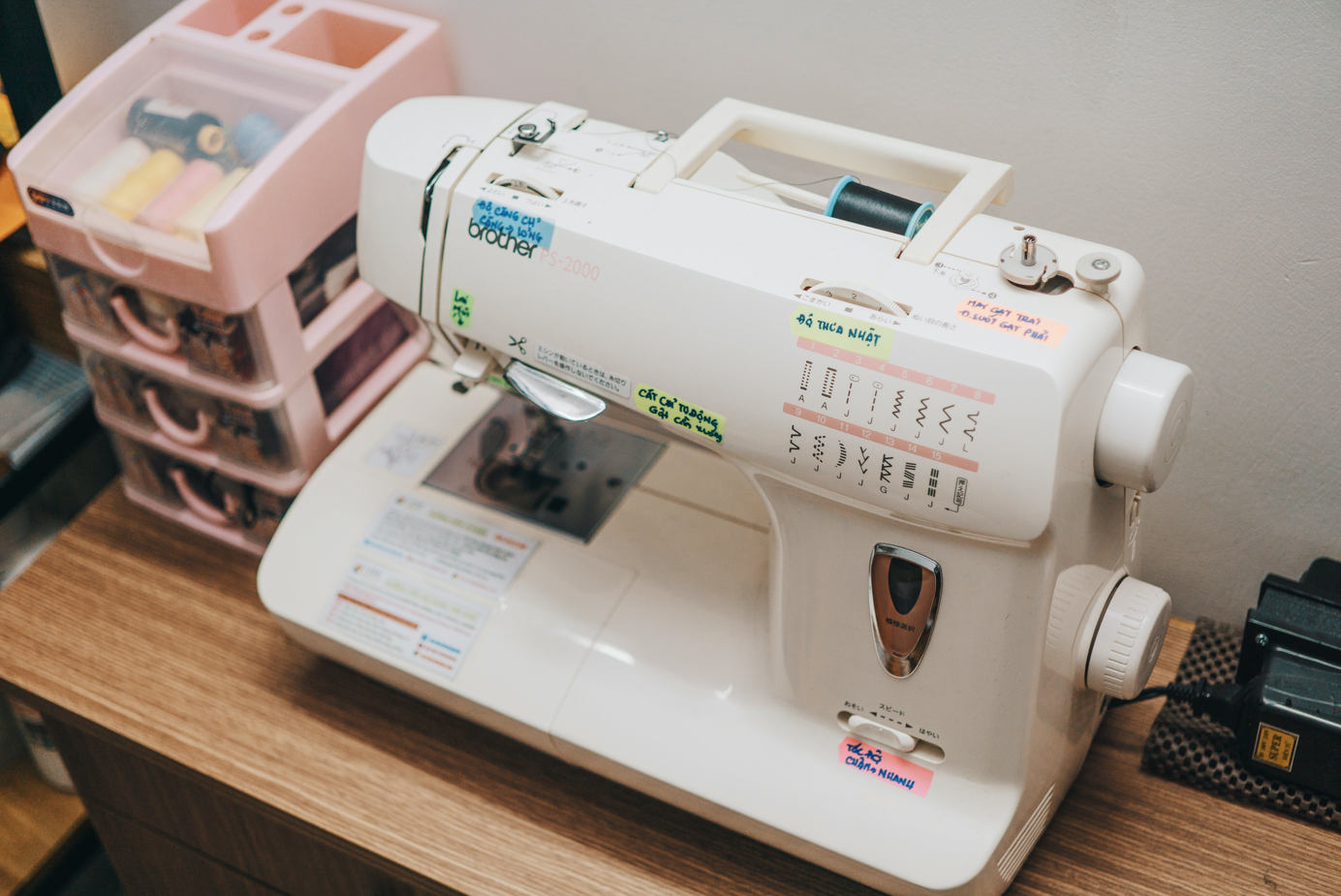 Couture : comment utiliser le pied fronceur universel pour des fronces parfaites ? Image