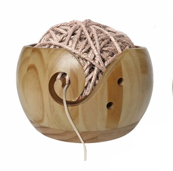 Cuenco de madera para crochet y tejido.