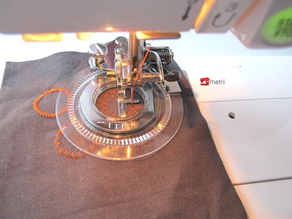 Pied de biche pour broderie en fleurs